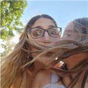 Profesora de repaso en primeros cursos de primaria con refuerzo emocional, escucha activa y empatía