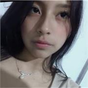 Profesora de inglés imparte clases a niños de 8-12 años