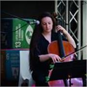 Pittrice e musicista diplomata in violoncello al Conservatorio e all'Accademia in illustrazione offre lezioni di pittura (Acquerello, acrilico, tecniche miste...) o musica (violoncello, ukulele, solfeggio...). Adatto a tutte le età