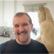 Laureato in lingue straniere e arte e archeologia offre lezioni di lingue, arte e svariate materie umanistiche