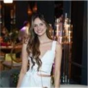 Actriz y trabajadora del mundo hotelero, con experiencia en las artes, eventos, administración, marketing y niños.