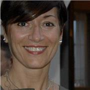 Insegnante di arte e immagine impartisce lezioni a studenti di primaria di secondo grado e liceo