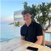 Estudiante de grado superior en nutrición y dietética, cursado bachillerato social, proactivo, buena mano con niños y educado.