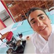 Formadora en pastelería y repostería, especializada en técnicas básicas y avanzadas para aficionados y futuros emprendedores.