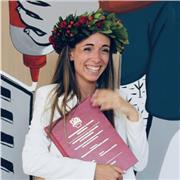 Docente di inglese impartisce lezioni online per studenti scuole medie superiori e università