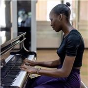 Je m’appelle Marie Mpah ça fait déjà 3 ans que j’enseigne la musique à travers des cours de piano, guitare, flûte, éveil musicale, de solfège et théorie musicale.
J’ai travaillé pour des centre culturel local tel que CAC_CILPE, Évent Arts et maintenant C
