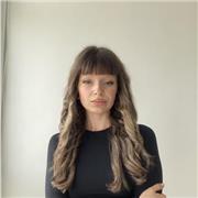 Profesora de pintura y dibujo con 10 años de experiencia y licenciada en Bellas Artes.