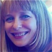 Española, con formación en Letras, por lo que mi español es perfecto para poder enseñar