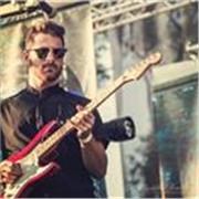 Impartisco lezioni di chitarra pop soul jazz, esperienza pluriennale presso scuole di musica. Laurea in chitarra jazz