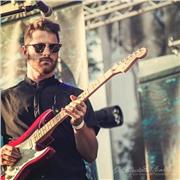 Impartisco lezioni di chitarra pop soul jazz, esperienza pluriennale presso scuole di musica. Laurea in chitarra jazz