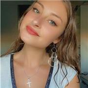 estudiante de universidad imparte clases a niños de todas las edades