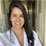 Sou graduada e doutora em química pela Universidade Federal do Rio Grande do Norte. Curiosa e eterna aprendiz, descobri na minha formação que a química, como ciência que estuda as propriedades e transformação da matéria, se faz presente em tudo. E não são