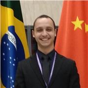 Professor de inglês ensina crianças, jovens e adultos