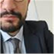 Docente di economia impartisce lezioni di economia e contabilità per studenti delle superiori