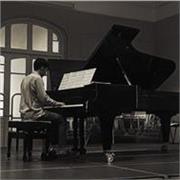 Chico con grado profesional de piano, y actualmente en primero de grado superior de composición