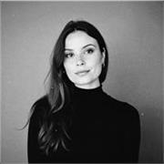 Professeur de Design graphique et direction artistique: spécialisée dans le branding et l’édition 