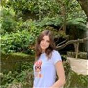 Giovane ragazza neolaureata in filosofia e comunicazione offre lezioni private per materie umanistiche.