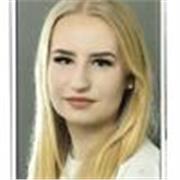 Motivierte Online-Nachhilfelehrerin hilft Schülern, ihre Deutschnote nachhaltig zu verbessern