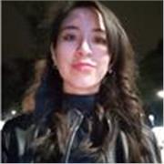 Profesora de diferentes materias que imparte clases a niños y adolescentes