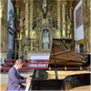 Impartisco lezioni di pianoforte con passione , zelo essendo però leggero ma non superficiale 