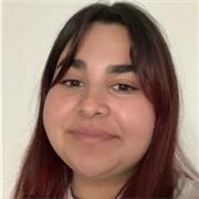 Profesor de repaso que imparte clase a diferentes niños