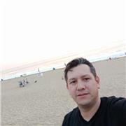 El profesor dicta clases a niños,adultos y nivel terapéutico