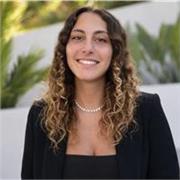Studentessa universitaria che offre ripetizioni su tutte le materie della scuola elementare