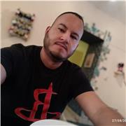 El profesor imparte clases aniños y niñas de todas las edades