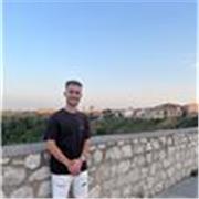 Profesor de Primaria con experiencia especializado en refuerzo escolar, con clases dinámicas y adaptadas a alumnos de Primaria. 