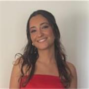 Profesora de filosofía imparte clases a adolescentes que presenten dificultad en la materia