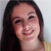 Estudiante que imparte clase a niños de 5 a 12 años