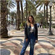 Soy una joven profesional en administración de empresas. Tengo experiencia dando clases de inglés a niños y niñas.