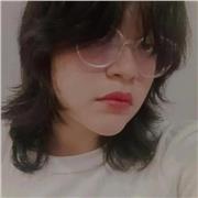 Profesora que imparte clases didacticas de inglés a niños y adolescentes