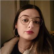 Studentessa Biosciences and Biotechnology a Camerino impartisce lezioni di inglese