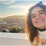 Profesora apta para todas las edades y niveles.