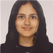 Estudiante de bachiller con amplios conocimientos lingüísticos y científicos