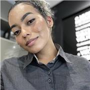Sou formada em Educação Física, tenho conhecimentos em anatomia, biologia, cinesiologia