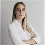 Profesora de derecho penal con experiencia dando clase, recién graduada del máster de abogacía.