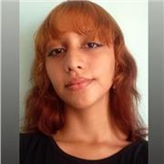 Profesora imparte clases a niños/as entre los 6 a 14 años