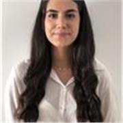 Profesora titulada en Economía y con un Máster en Dirección de Empresas