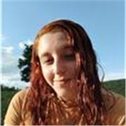 Estudiante de maestra de primaria, ayuda en todos los cursos