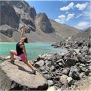 Instructora de vinyasa yoga para todos los niveles y edades; a través de la práctica creamos la unión entre el cuerpo, mente y alma