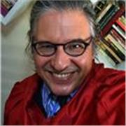 Doctor en Historia del Arte, motivador y dinámico.