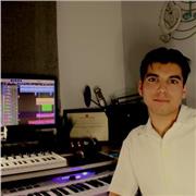 Profesor de piano apto para principiantes e intermedios.