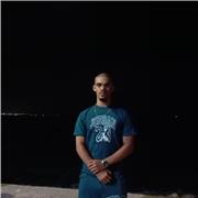 Je suis élève à la faculté de médecine et j'enseigne parallèlement aux élèves du secondaire et du collège.