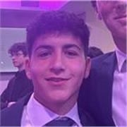 Estudiante graduado recientemente de bachillerato imparte clases a alumnos de primaria