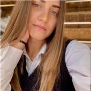 Laureanda in scienze politiche e delle relazioni internazionali impartisce lezioni di economia aziendale e economia politica