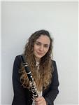 Profesora profesional, estudiante de superior, von pasión y dedicación que pretende enseñar a todos sus alumnos el arte de la música