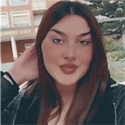 Profesora de apoyo para estudiantes de primaria