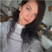 No soy profesora titulada, pero hablo inglés con fluidez y me gusta ayudar a otras personas a practicar y mejorar su nivel. Mis clases son relajadas, centradas en la conversación y en el uso real del idioma en situaciones cotidianas